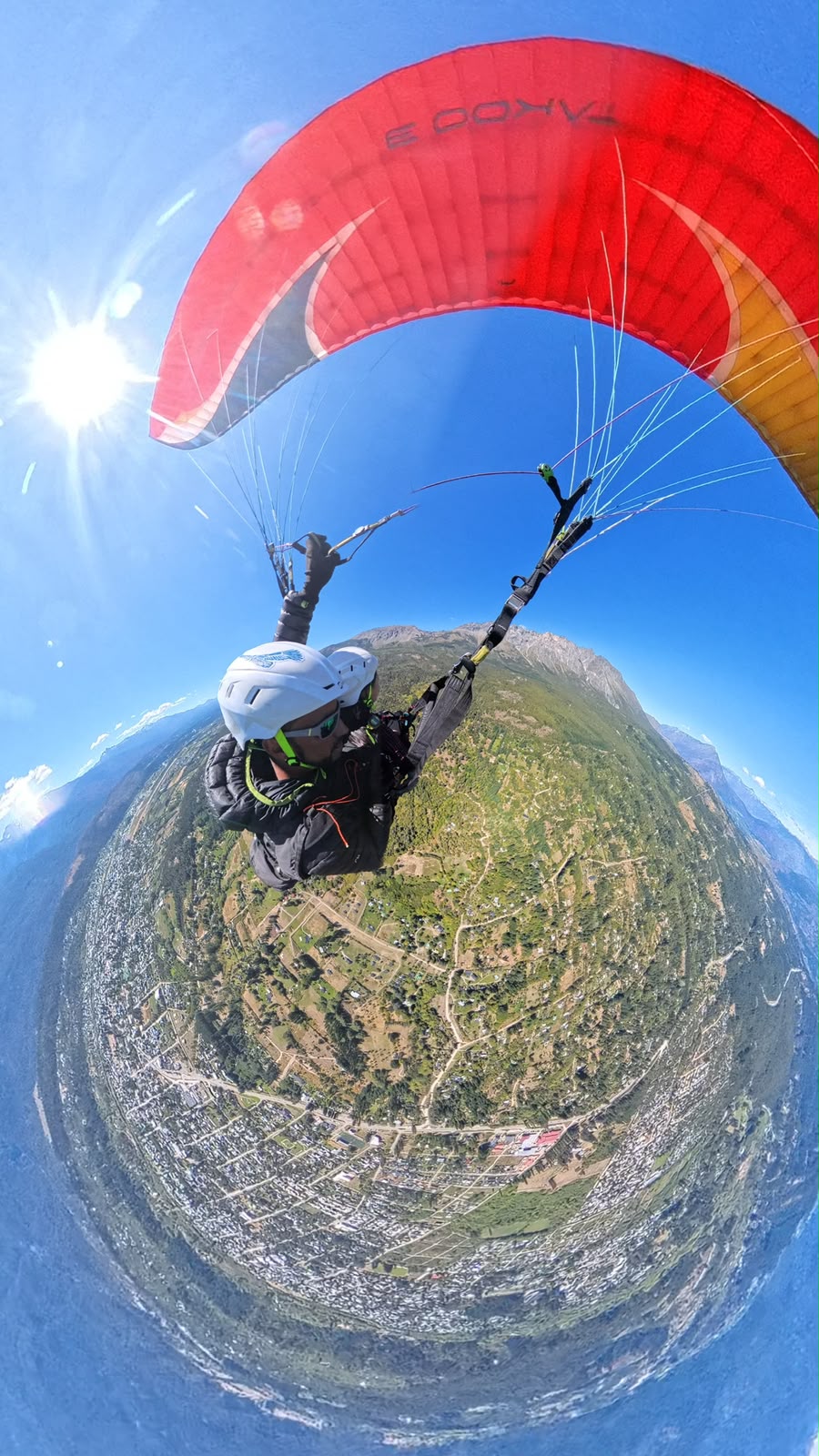 Cámara 360° Insta360 con reflejo de parapente